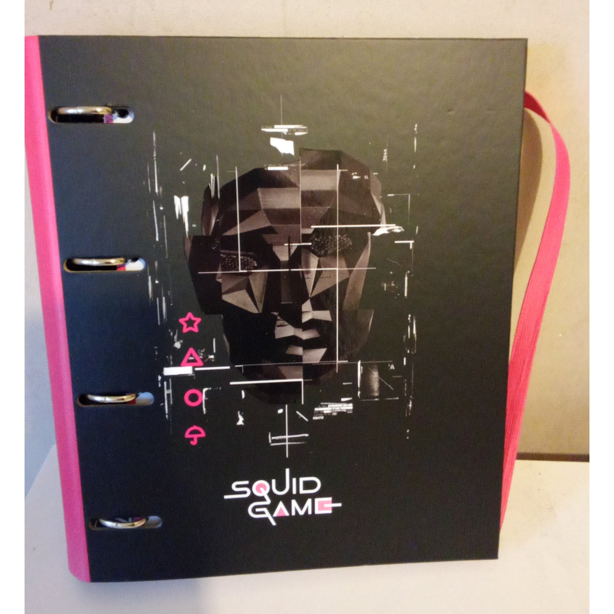 Classeur à Anneaux Squid Game Netflix - Format A4 avec Stickers et Bloc-Notes - Rose et Noir