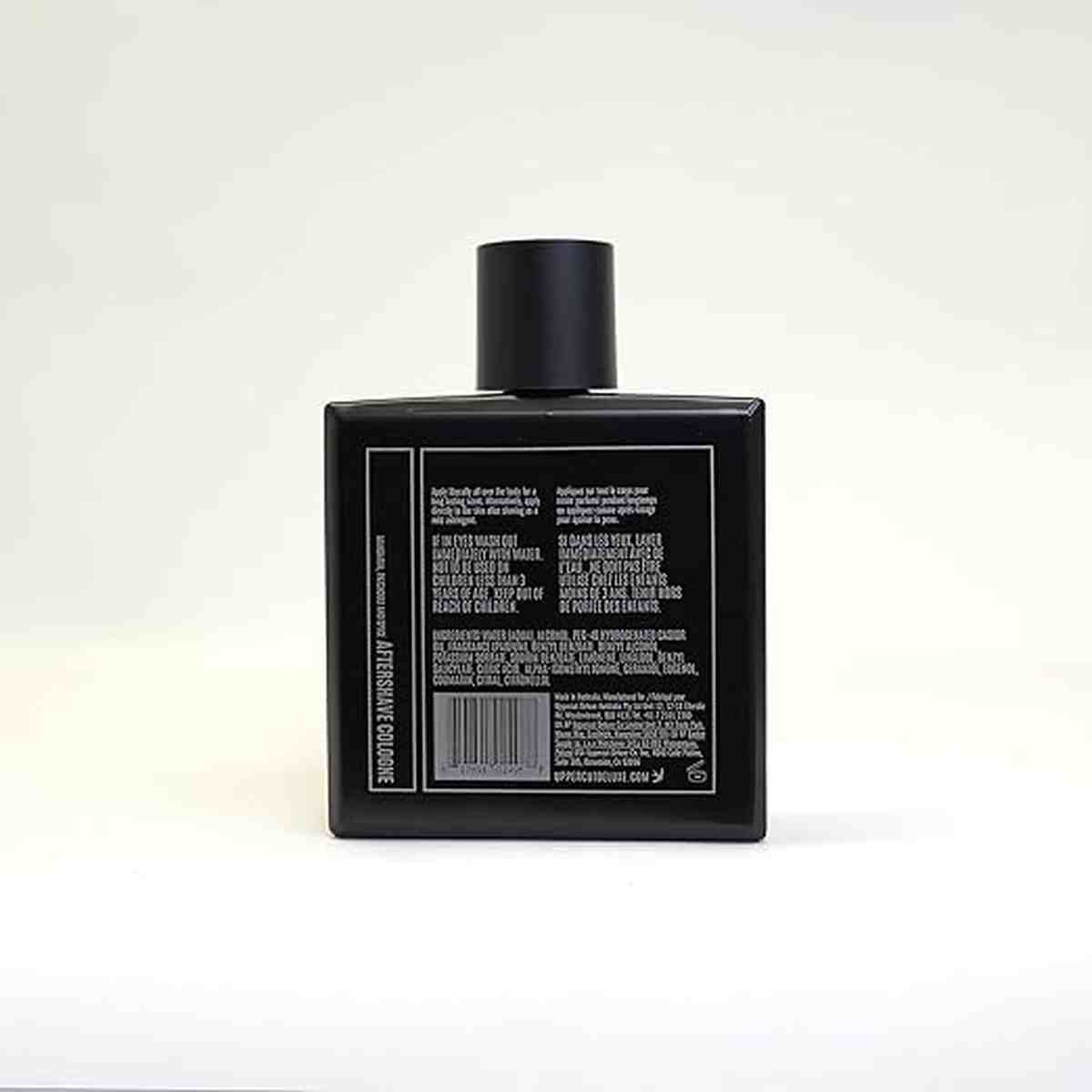 ue arrière d'un flacon d'après-rasage cologne Uppercut Deluxe, noir avec étiquette contenant des informations