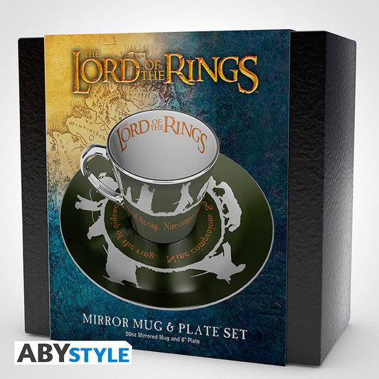 
Image présentant un set de tasse miroir et assiette "Le Seigneur des Anneaux" par ABYstyle. Le set comprend une tasse de 20 oz et une assiette de 8 pouces, avec des éléments de design thématiques liés à la série de films.