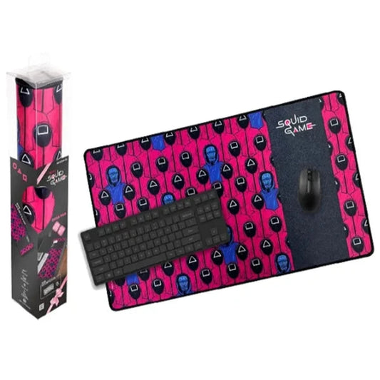 Tapis de bureau gaming Squid Game XXL avec packaging - Design rose et noir avec motifs personnages masqués et symboles triangle carré cercle - Vue d'ensemble produit avec clavier et souri