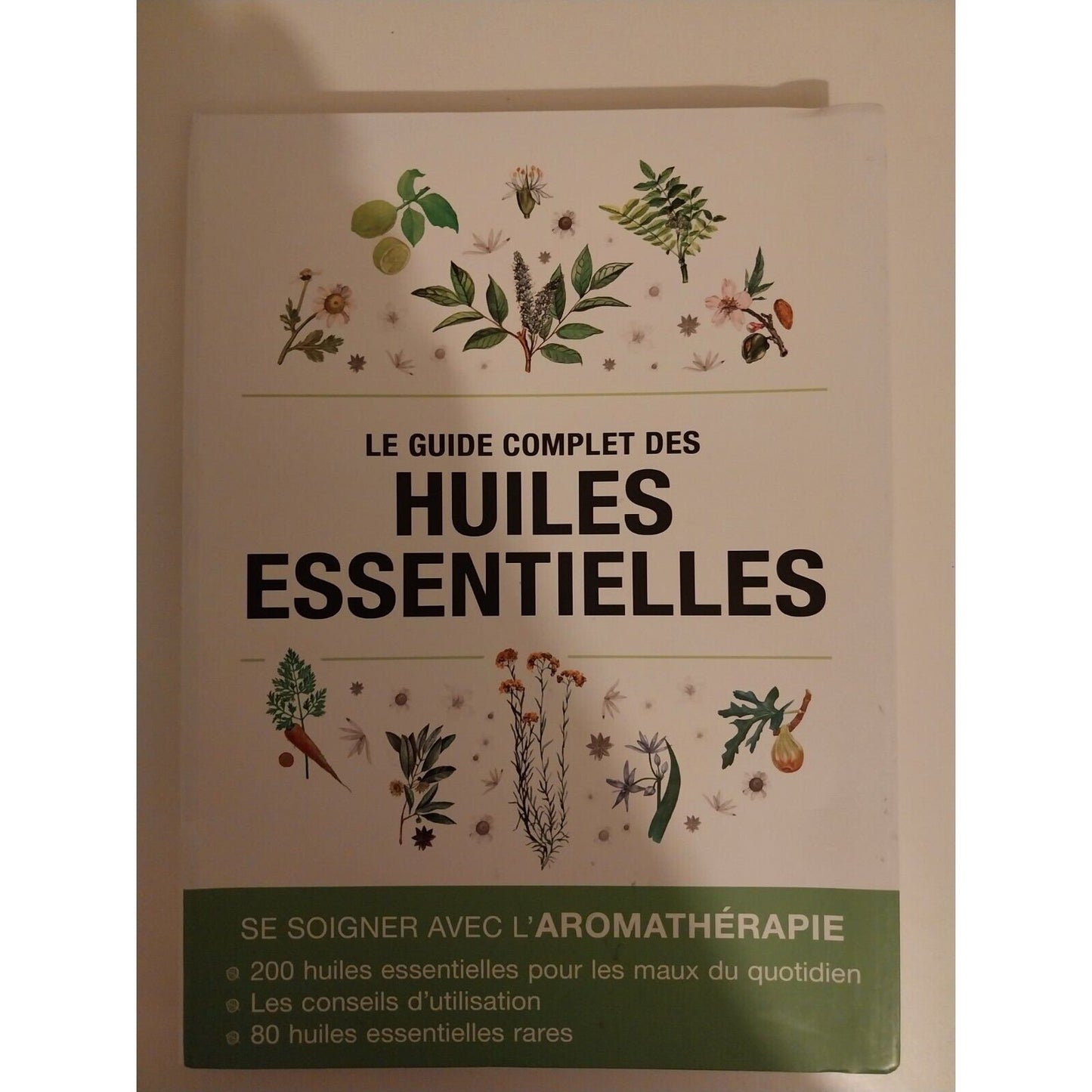 Le guide complet des huiles essentielles .Se soigner avec l aromatherapie. Livre